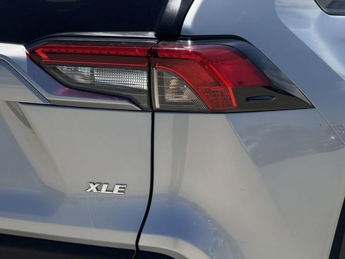 Used 2019 Toyota RAV4 XLE w/ Convenience Package FWD image 10