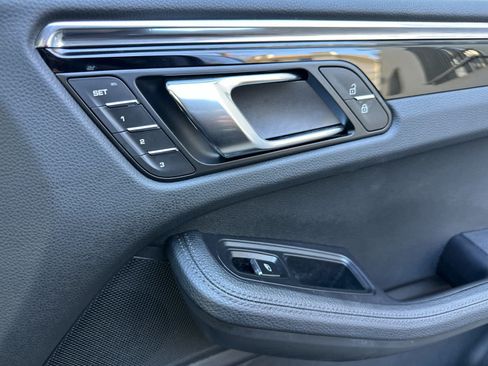 Certified 2025 Porsche Macan AWD/4WD image 19