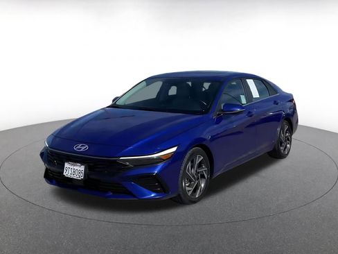 Used 2025 Hyundai Elantra Limited image 7