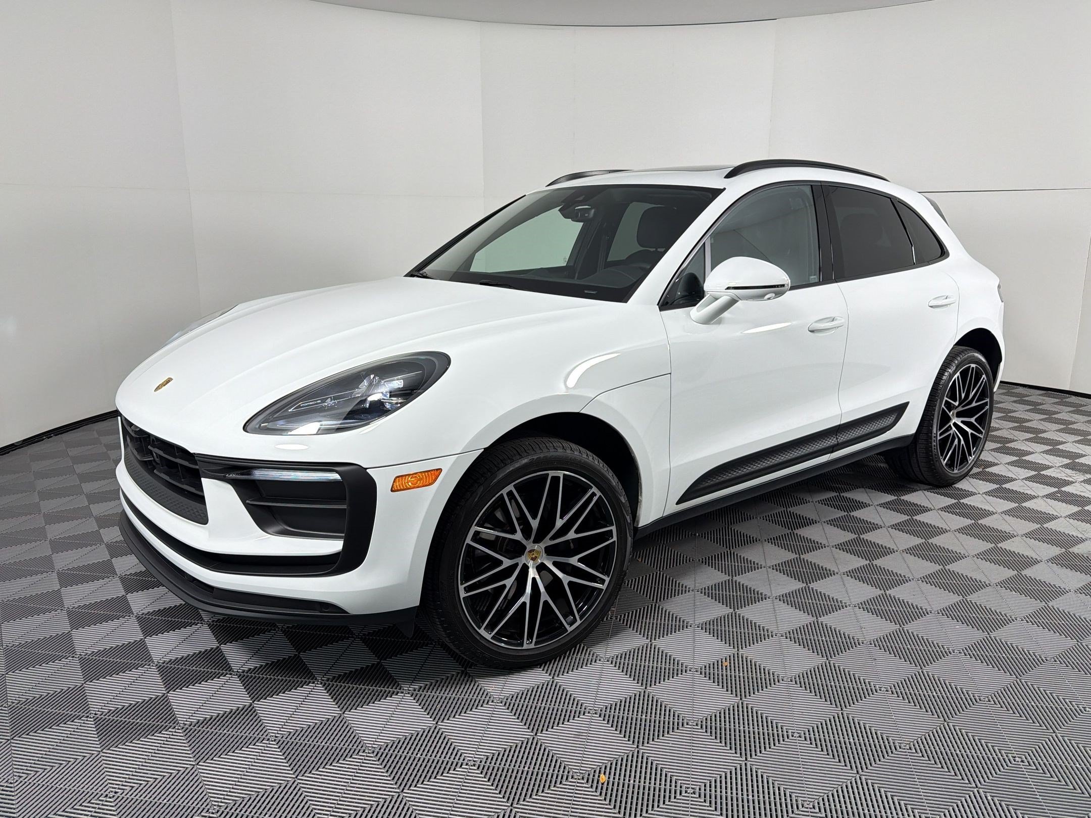 Certified 2026 Porsche Macan AWD/4WD image 1
