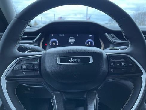 Used 2023 Jeep Grand Cherokee Limited w/ Luxury Tech Group II image 11