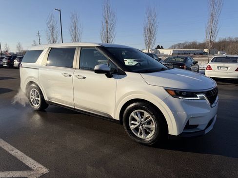 Used 2023 Kia Carnival LX image 12