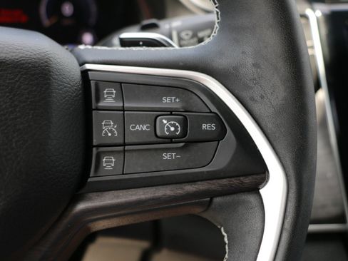 Used 2023 Jeep Grand Cherokee Limited w/ Luxury Tech Group II AWD/4WD image 21
