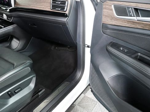 Used 2024 Volkswagen Atlas SEL AWD/4WD image 28