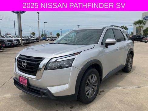 Used 2025 Nissan Pathfinder SV FWD image 3
