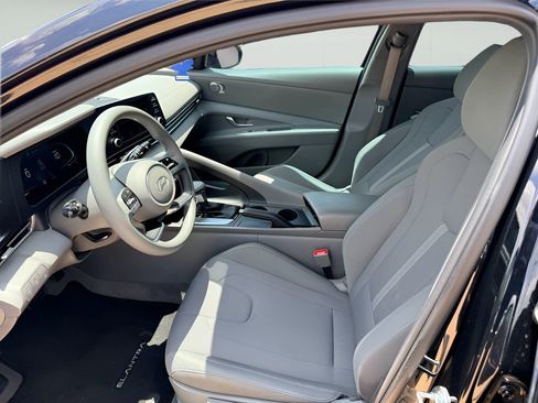 Used 2025 Hyundai Elantra SE FWD image 10