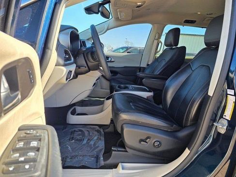 Used 2022 Chrysler Pacifica Touring-L AWD/4WD image 23