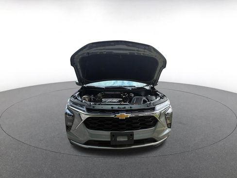 Used 2025 Chevrolet Trax LT FWD image 7