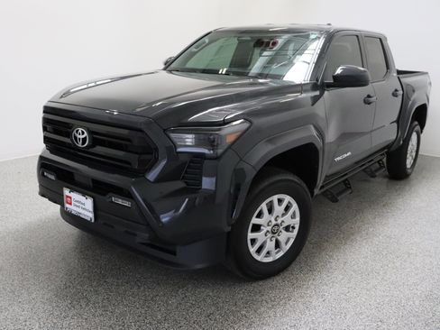 Certified 2025 Toyota Tacoma SR5 AWD/4WD image 2