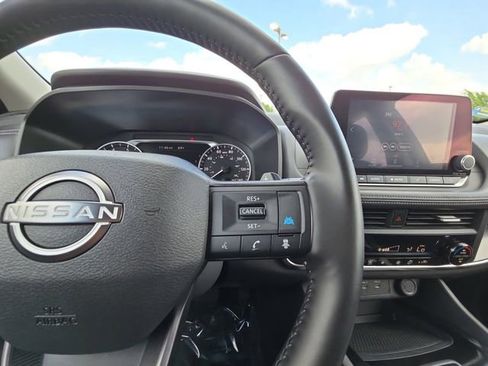 Used 2025 Nissan Rogue SV image 12