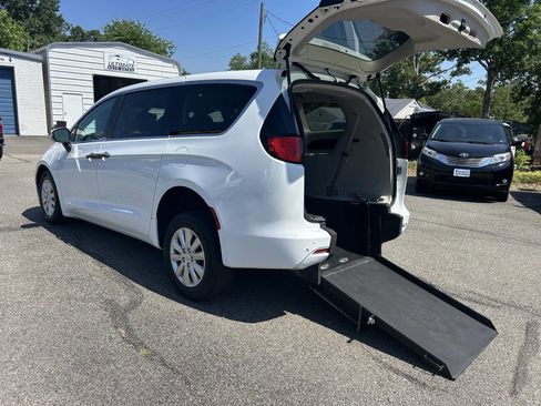 Used 2018 Chrysler Pacifica L FWD image 1
