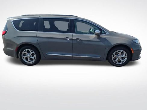 Used 2022 Chrysler Pacifica Limited FWD image 2