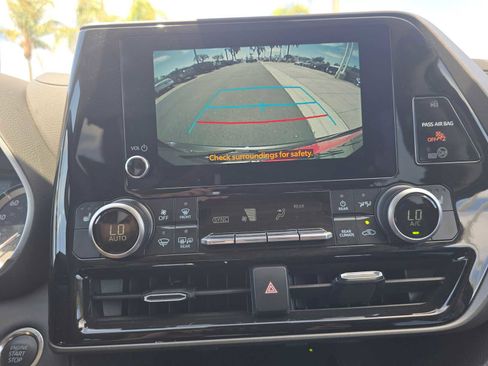 Certified 2025 Toyota Highlander XLE FWD image 28