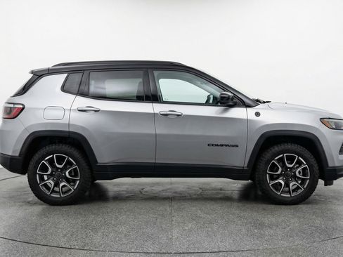 Used 2025 Jeep Compass Trailhawk AWD/4WD image 11