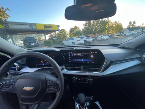 Used 2025 Chevrolet Trax LT image 27