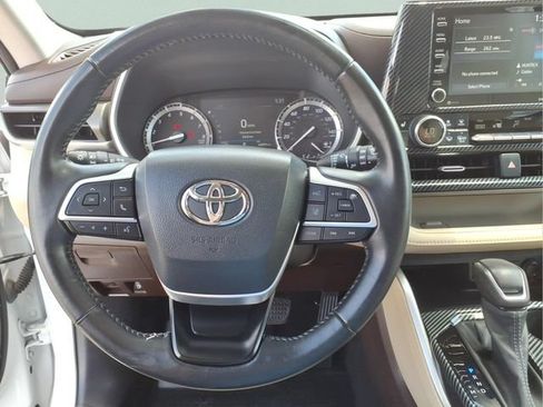 Used 2022 Toyota Highlander XLE AWD/4WD image 15