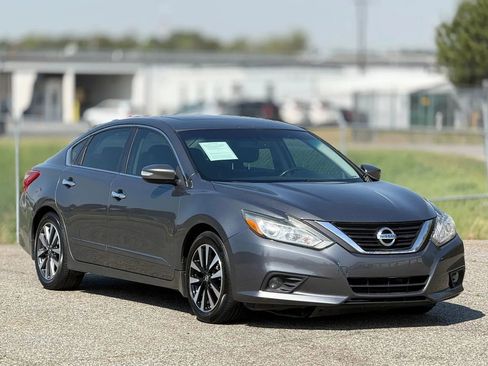 Used 2017 Nissan Altima 2.5 SL w/ Moonroof Package FWD image 1