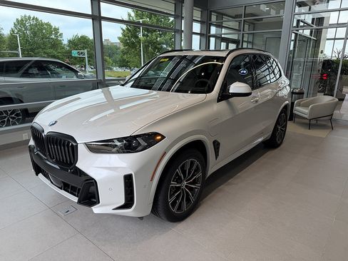 New 2026 BMW X5 xDrive50e w/ M Sport Package AWD/4WD image 3