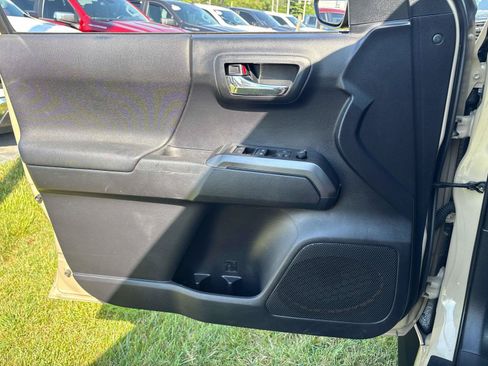 Used 2020 Toyota Tacoma TRD Sport w/ Technology Package AWD/4WD image 15