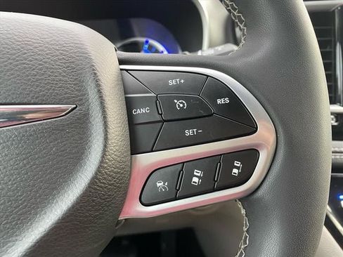 Used 2022 Chrysler Pacifica Touring-L image 17