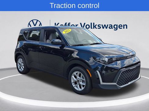 Used 2025 Kia Soul LX w/ LX Technology Package FWD image 3