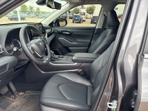 Used 2025 Toyota Highlander XLE AWD/4WD image 11