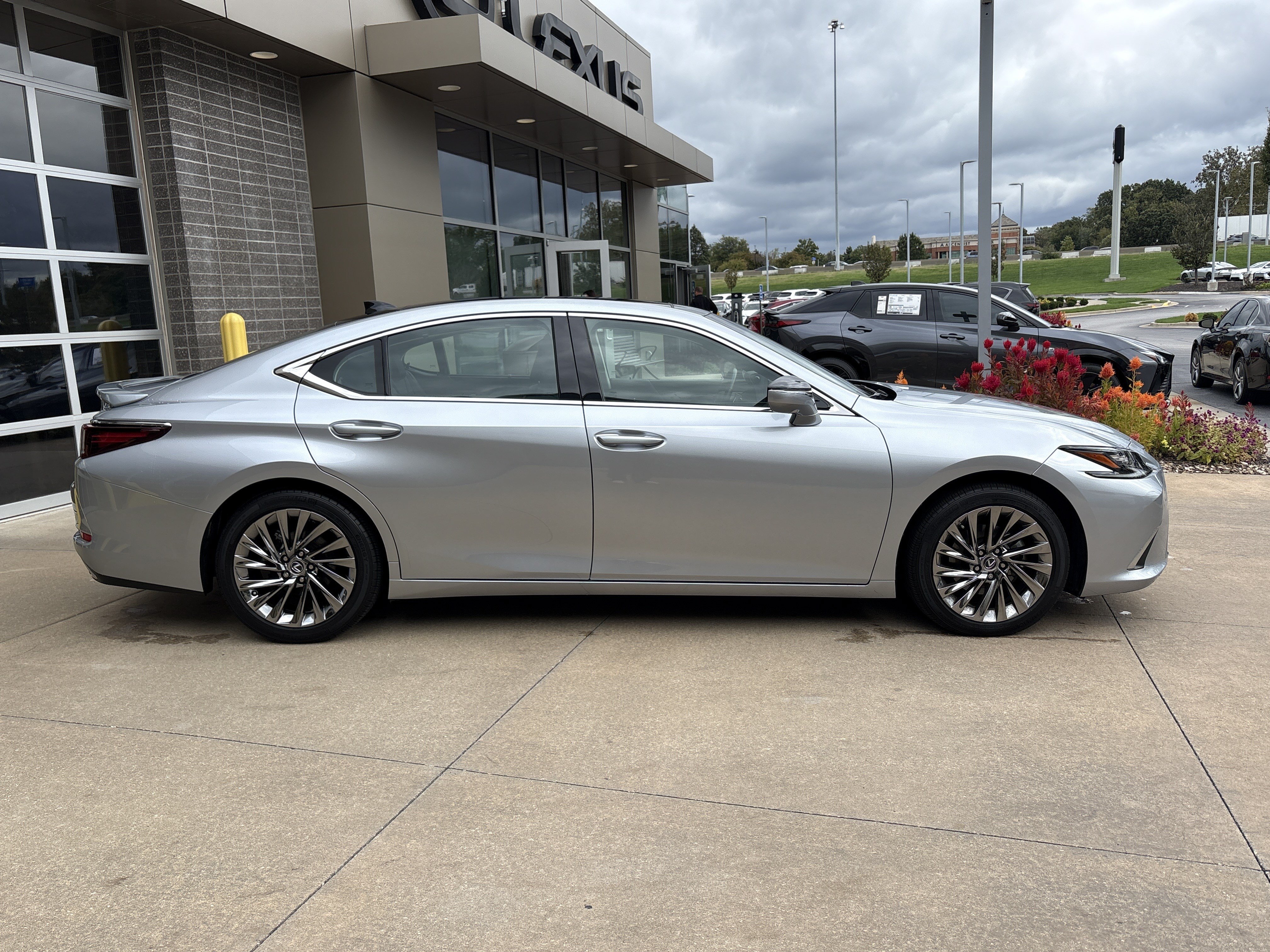 Used 2025 Lexus ES 350 Ultra Luxury w/ Accessory Package (Z2) FWD image 11