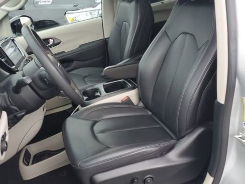 Certified 2024 Chrysler Pacifica Touring-L image 19