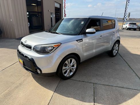Used 2016 Kia Soul + image 1