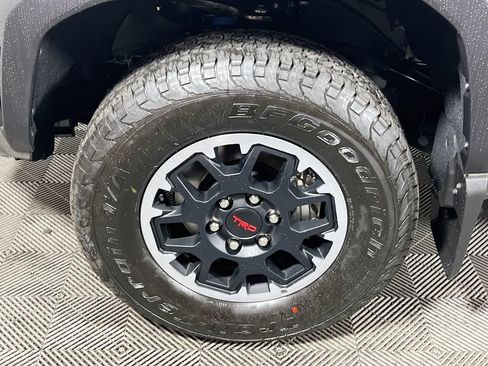 Certified 2025 Toyota Tacoma TRD Off-Road AWD/4WD image 26