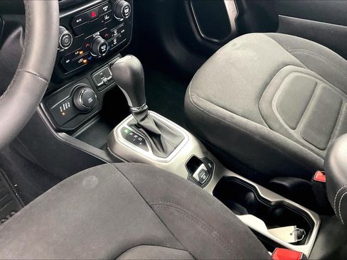 Used 2022 Jeep Renegade Latitude AWD/4WD image 15