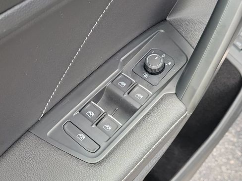 Used 2023 Volkswagen Tiguan SE w/ Panoramic Sunroof Package FWD image 19