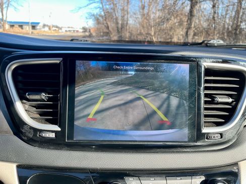 Used 2024 Chrysler Pacifica Touring-L image 24