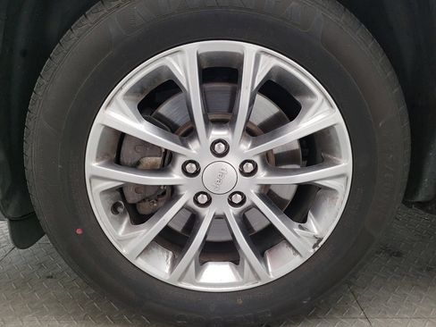 Used 2019 Jeep Cherokee Latitude Plus FWD image 31