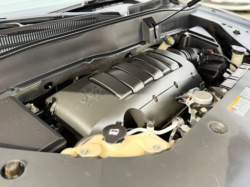 Used 2013 GMC Acadia SLE FWD image 16