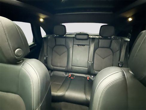 Used 2022 Porsche Macan Base image 24