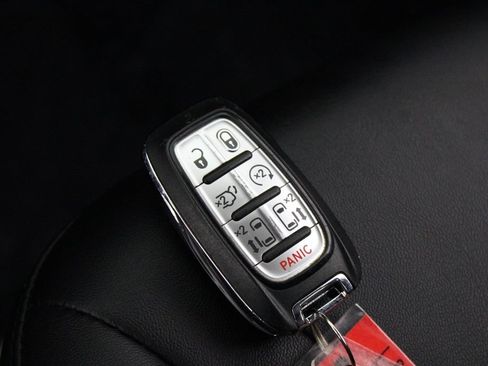 Used 2024 Chrysler Pacifica Limited FWD image 30
