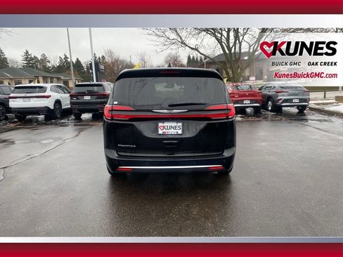 Used 2024 Chrysler Pacifica Touring-L image 5