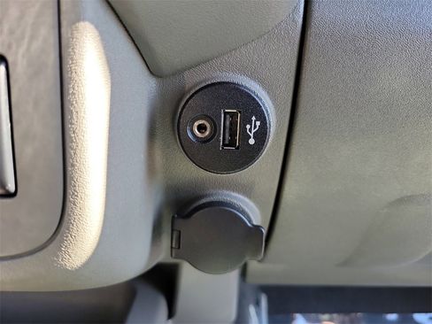 Used 2019 Nissan Frontier SV image 14