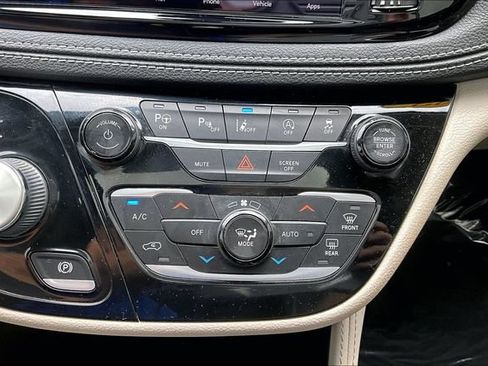 Used 2022 Chrysler Pacifica Limited w/ Uconnect Theater Family Group FWD image 34
