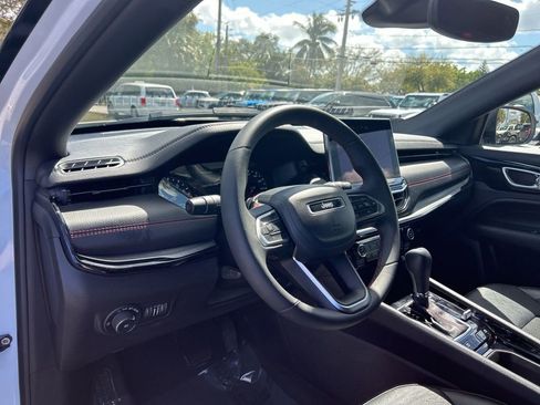 Used 2024 Jeep Compass Trailhawk image 11