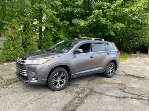 Used 2019 Toyota Highlander LE AWD/4WD image 1