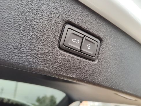 Used 2023 Audi Q7 3.0T Prestige image 11