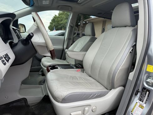 Used 2011 Toyota Sienna XLE image 9