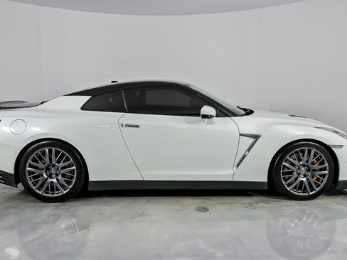 Used 2016 Nissan GT-R Premium image 14