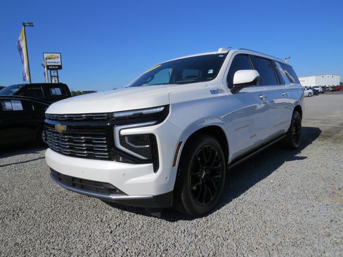 Used 2025 Chevrolet Suburban High Country AWD/4WD image 12