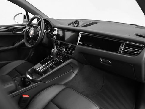 Certified 2026 Porsche Macan AWD/4WD image 22