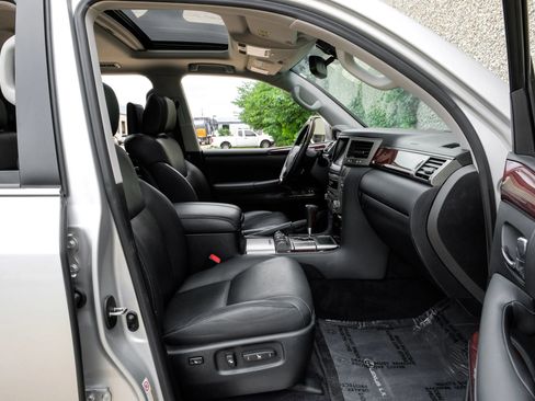 Used 2015 Lexus LX 570 4WD image 40