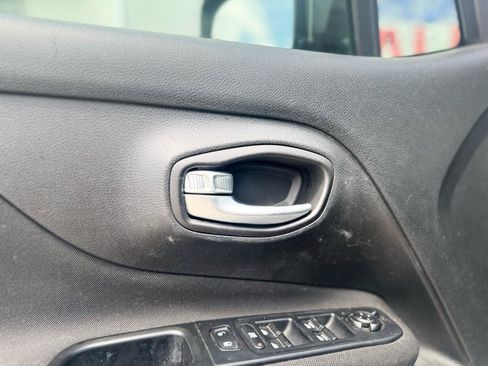 Used 2018 Jeep Renegade Latitude AWD/4WD image 36