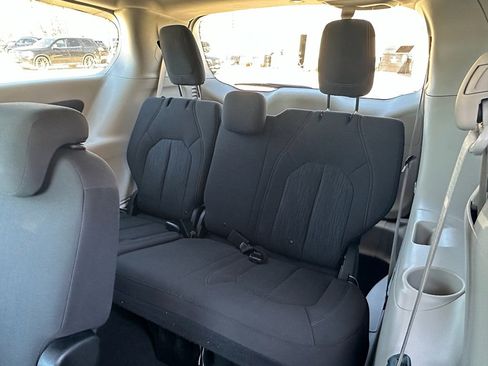 Used 2017 Chrysler Pacifica Touring image 27